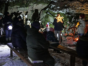 Waldadvent in der Fatima-Grotte (Foto: Karl-Franz Thiede)